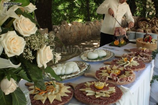 Buffet di salumi e formaggi per il ricevimento di nozze