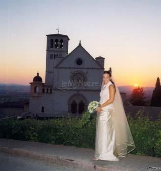 Sposa con basilica sullo sfondo