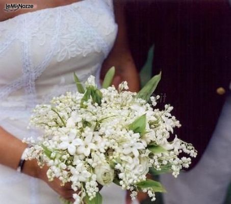 Bouquet di fiori bianchi per la sposa 