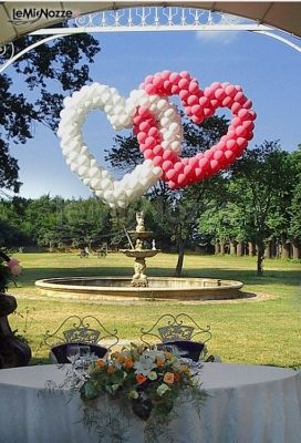 Scenografia di palloncini per la location di matrimonio