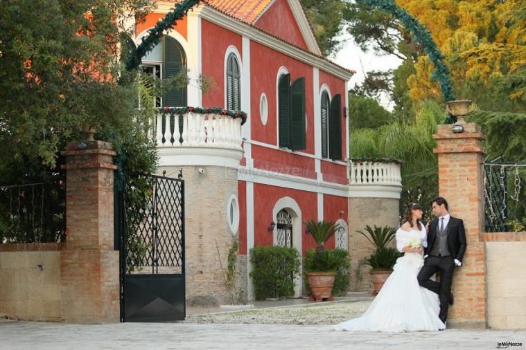 Torre Giulia - Gli sposi all'ingresso della villa