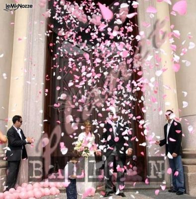 Effetto cascata di petali di rose per l'uscita degli sposi dalla chiesa
