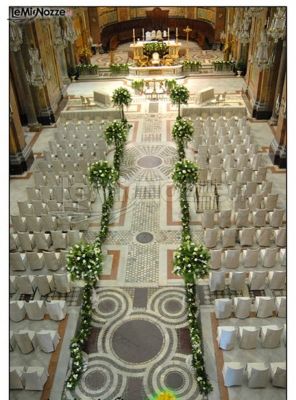 Decorazioni floreali per la cerimonia di matrimonio in chiesa