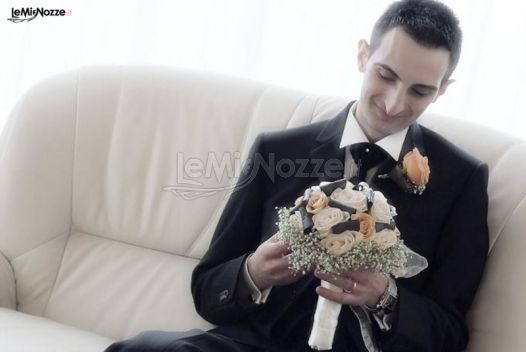 Reportage dello sposo prima della cerimonia di nozze