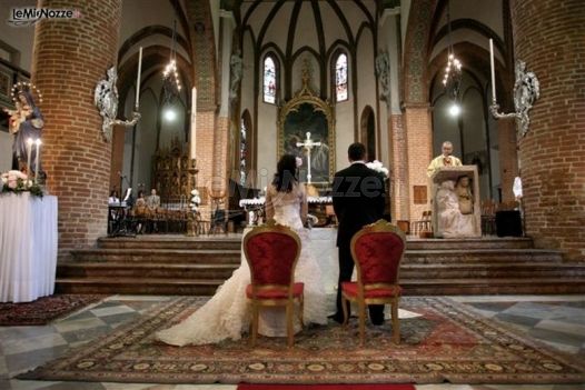 Foto degli sposi durante il matrimonio in chiesa