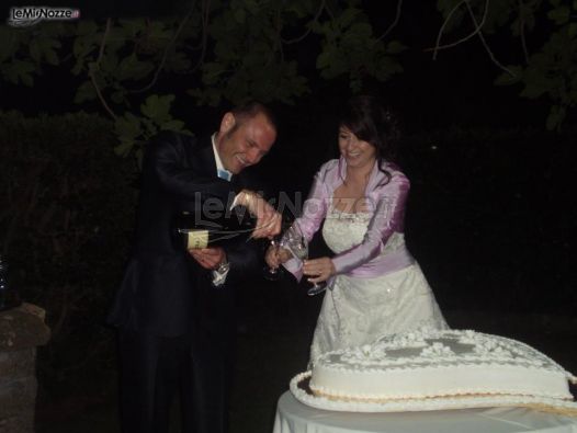 Gli sposi durante il taglio della torta nuziale