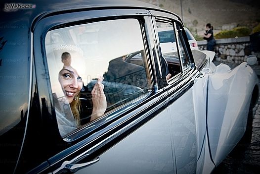 Scatto fotografico della sposa in automobile
