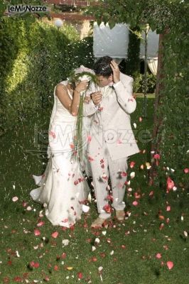 Gli sposi sotto una pioggia di petali