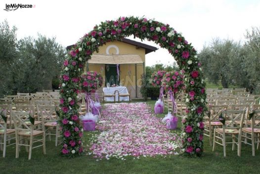 Arco floreale per la cerimonia nuziale all'aperto