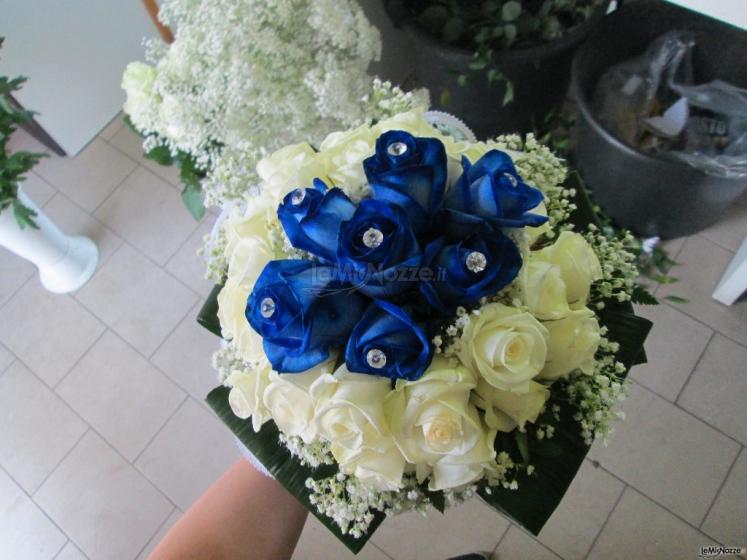 Bouquet da sposa compatto con rose bianche e blu