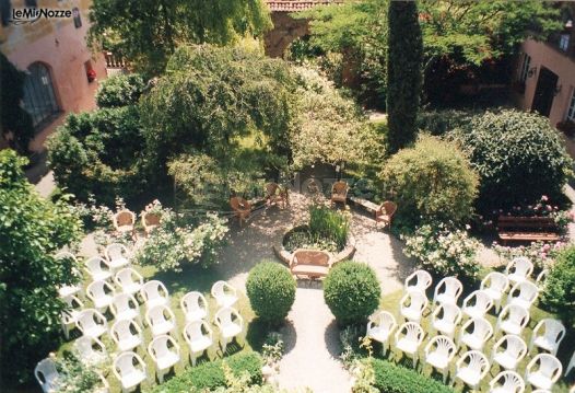 Vista dall'alto sul giardino della location di matrimonio