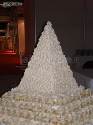 Torta nuziale a piramine con mini cake