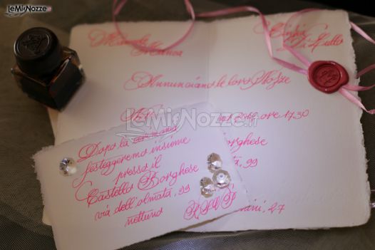 Partecipazione scritta con inchiostro rosa e timbro di ceralacca in rosa