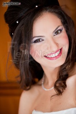 Foto sorridente della sposa