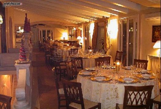 Casa a Trigona - Allestimento dei tavoli per il ricevimento nuziale