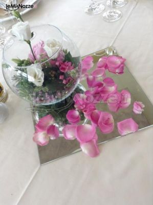Centrotavola con rose per i tavoli di nozze
