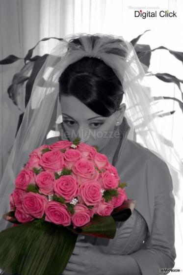 La sposa con il suo bouquet - Digital click