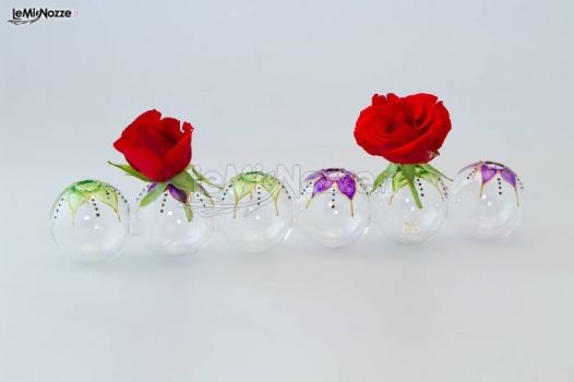 Sfere di vetro con roselline per le bomboniere di matrimonio