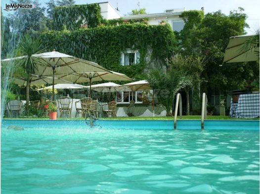 Matrimonio a bordo piscina