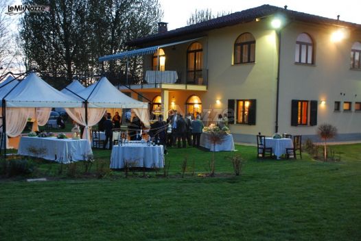 Ricevimento di matrimonio nel giardino del ristorante