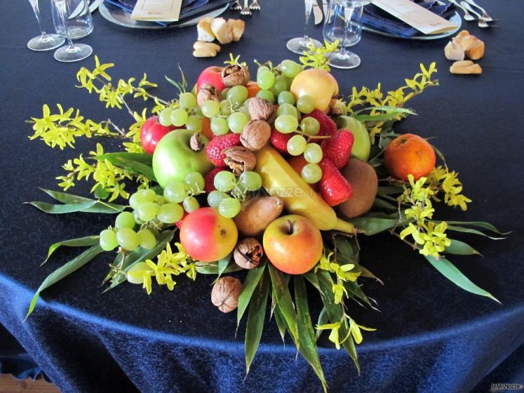 Decorazioni di frutta per il tavolo degli sposi