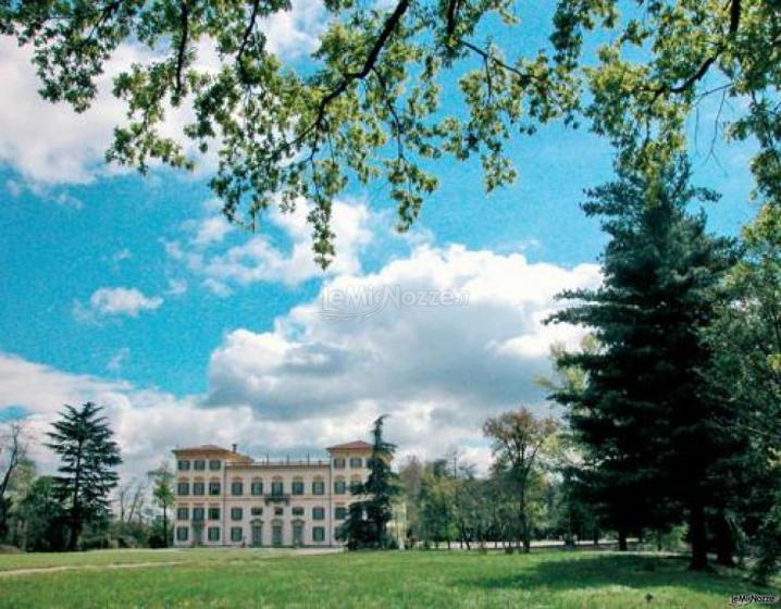 San Carlo Borromeo - Villa immersa nel parco