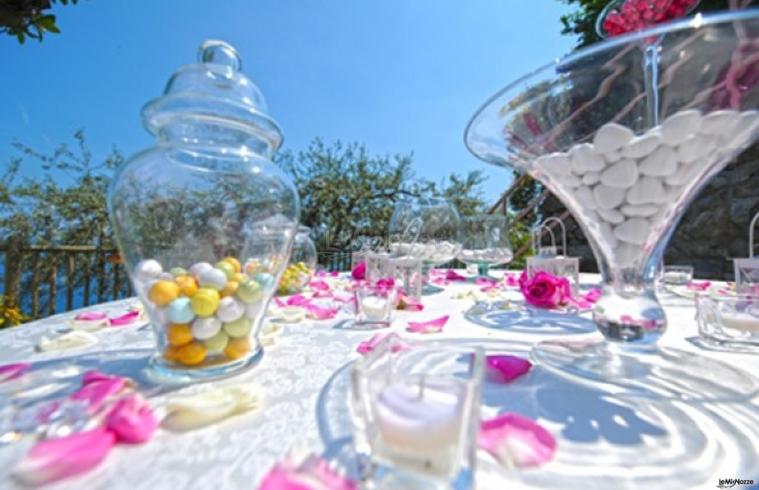 OM Salerno - Il tavolo della confettata con petali rosa