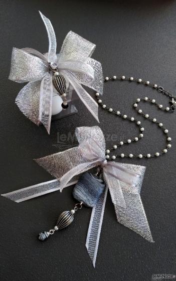 Bomboniere Gioiello, ciondoli segnaposto e collane rosario abbinate.