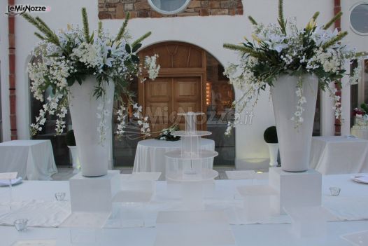 Matrimonio in bianco con alzate di fiori sui tavoli