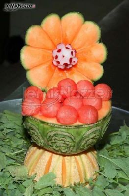 Decorazione con frutta fresca per i tavoli di nozze