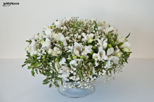 Vasetto con fiori bianchi per il tavolo di nozze