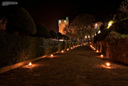 Viale d'ingresso del castello per i matrimoni serali