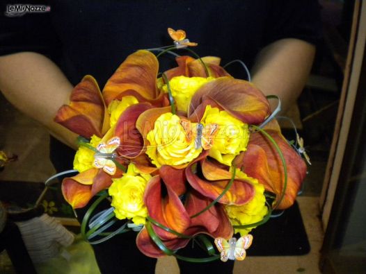 Bouquet di calle gialle e arancioni con farfalle applicate