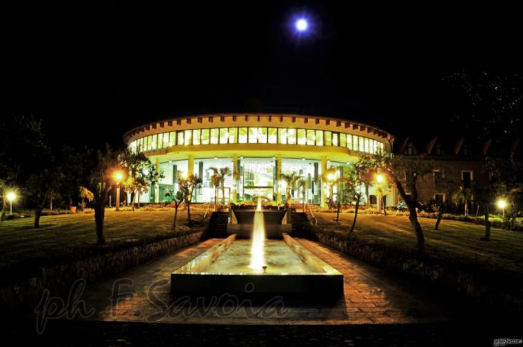 Ingresso del Corte Dei Greci Resort & Spa con vista notturna