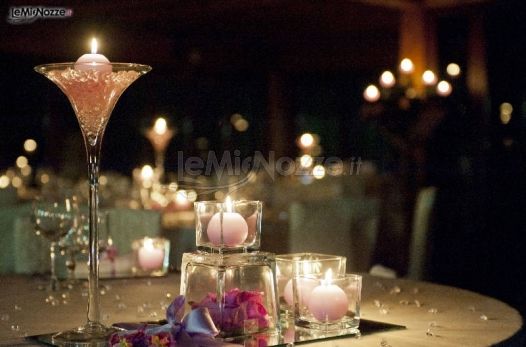 Centrotavola di candele per i tavoli delle nozze