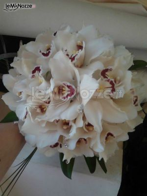 Bouquet per la sposa di orchidee con brillantini