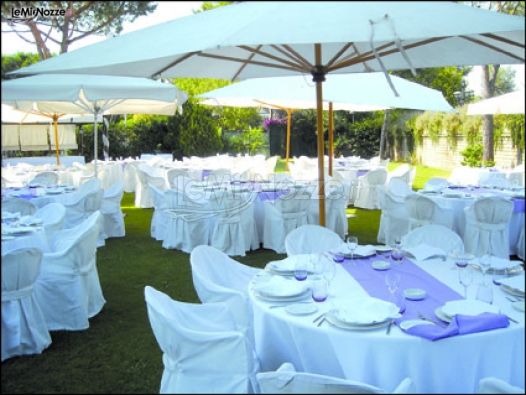 Allestimento tavoli in viola per il ricevimento di nozze nel Giardino Apollo 
