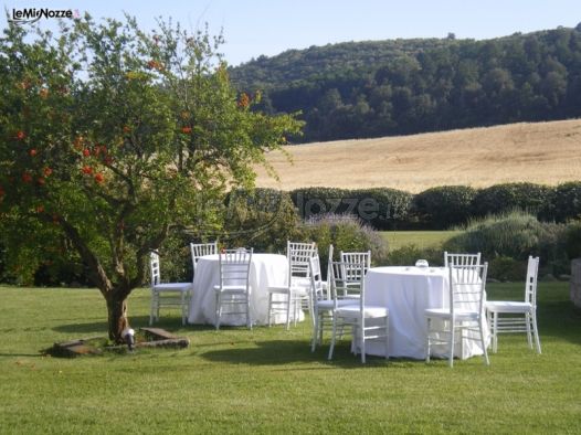 Tavoli per il ricevimento di nozze in giardino