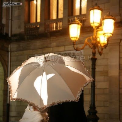 Giovanni Federico - Il bacio degli sposi dietro l'ombrello