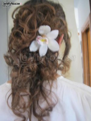 Acconciatura per il matrimonio con fiore applicato