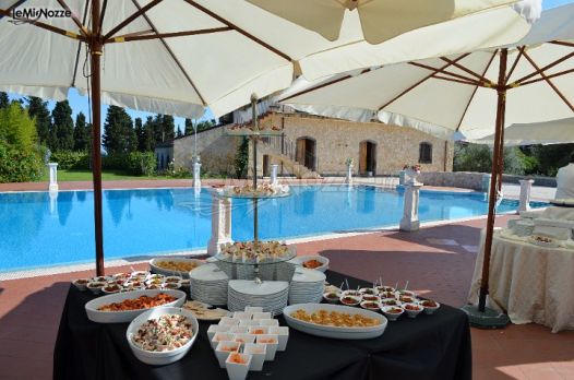 Allestimento tavoli per l'aperitivo di matrimonio