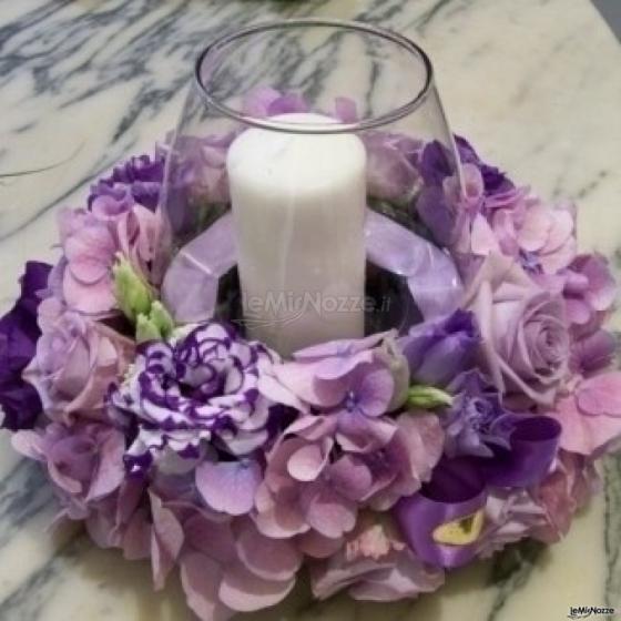 Centrotavola floreale lilla con candela