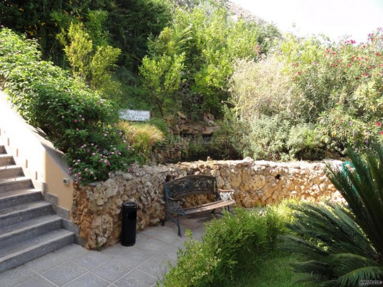 Una panchina antica immersa in un angolo verde di Villa Montereale