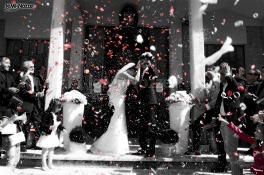 Fotografia del lancio dei petali dopo la cerimonia di nozze