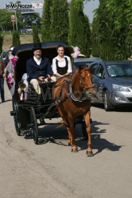 La carrozza trainata dal cavallo si avvia verso la chiesa