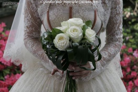 Bouquet di rose bianche per la sposa 