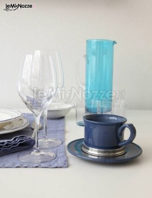 Una nota di colore in tavola: vetro e ceramiche blu