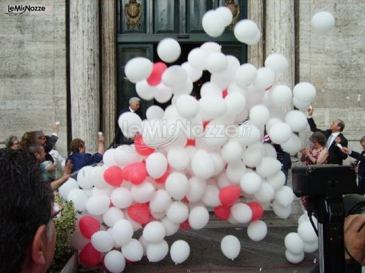 Palloncini rossi e bianchi per le nozze