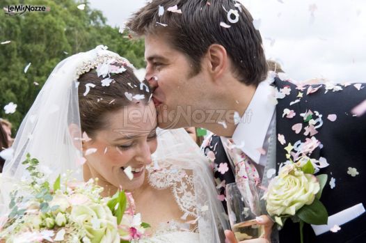 Il lancio dei coriandoli colorati agli sposi