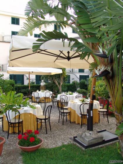 Tavoli nel giardino dell'Hotel Villa d'Amato